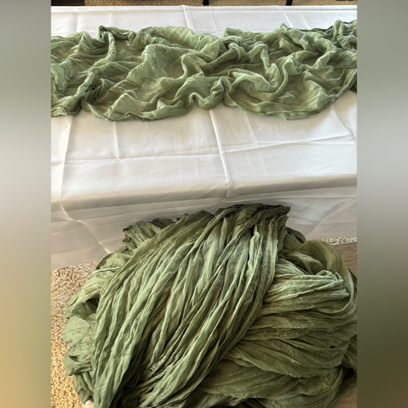 12 Green Crinkled Fabric Runner - Picture 2 of 4